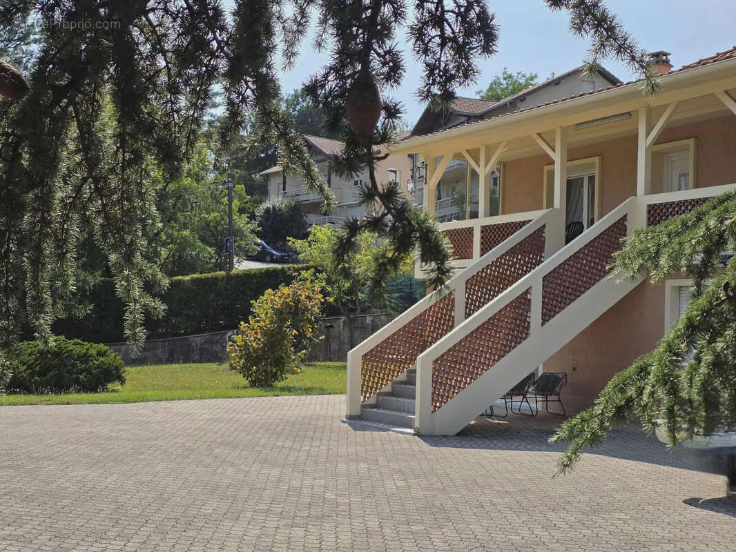 A saisir Maison bourgeoise composée de 2 appartements avec de nombreuses dépendances et  un grand terrain de 1 - photo 2