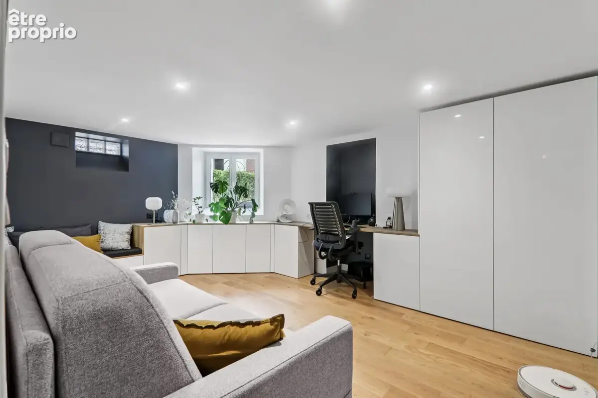 Appartement au dernier étage d'une maison bourgeoise avec dépendance et jardin. - photo 9