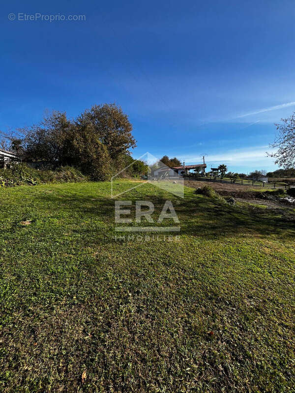 Terrain à SAMES