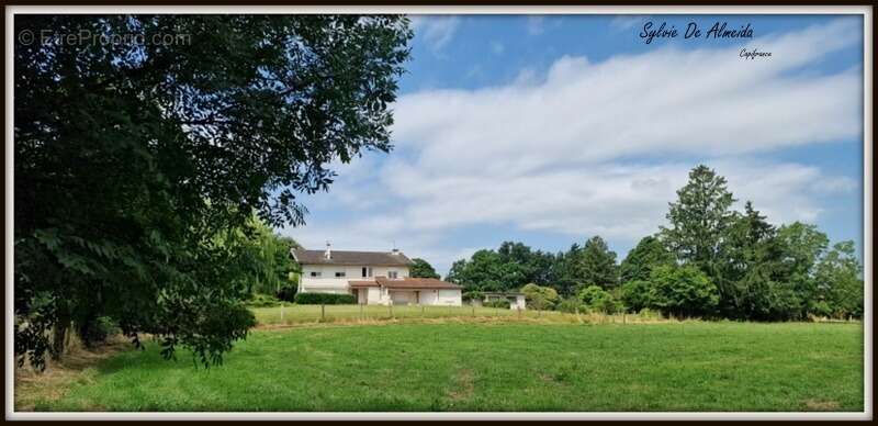 Maison à BAGE-LE-CHATEL