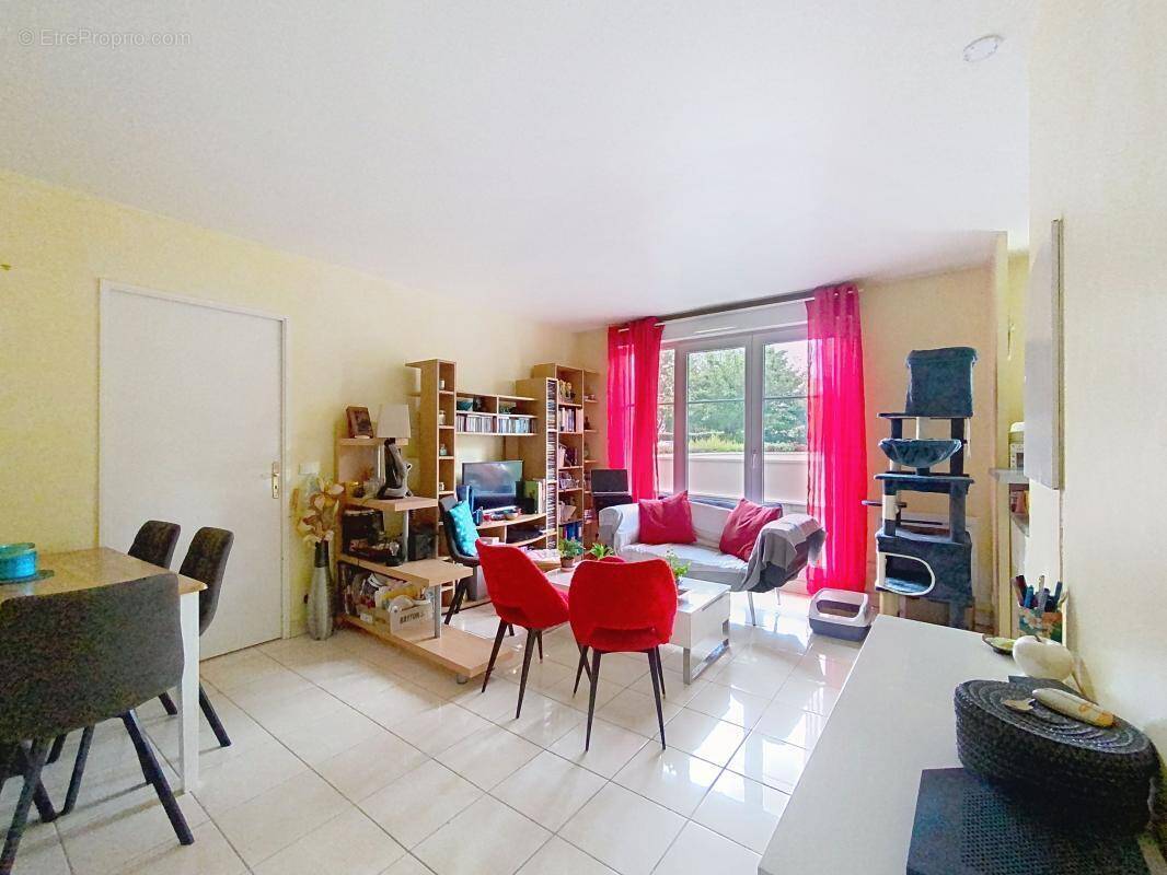 Appartement à VOISINS-LE-BRETONNEUX