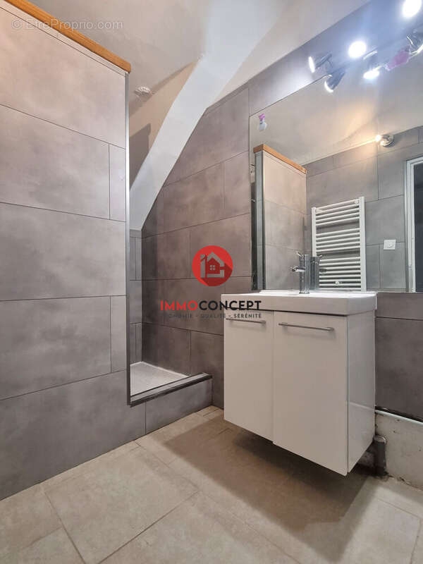 Appartement à BAGNOLS-SUR-CEZE