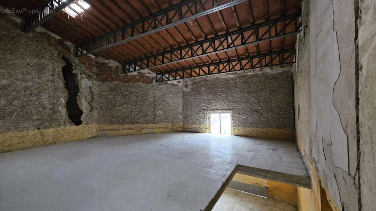 Commerce à LEZIGNAN-CORBIERES