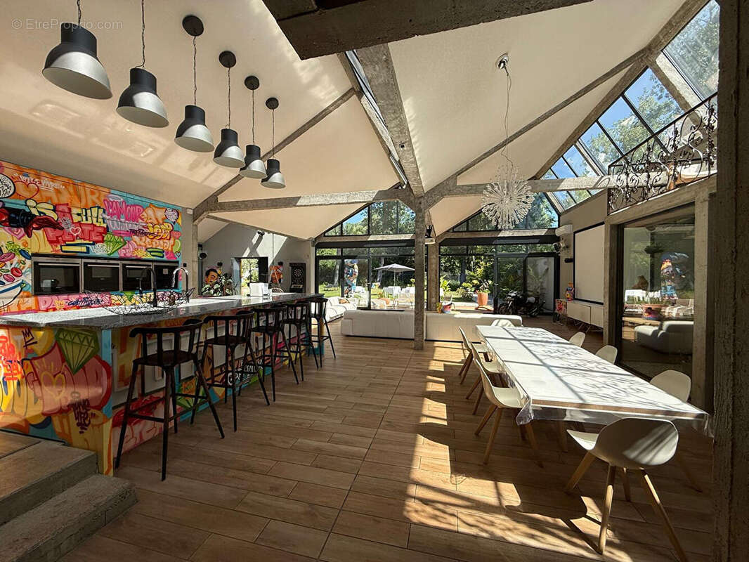 Une propriété d'exception aux portes de Paris / Domaine de prestige d'environ 960 m² - photo 3