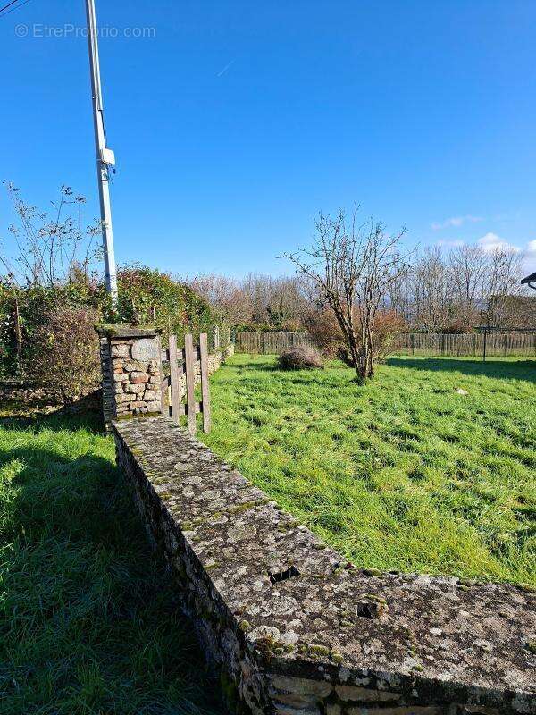 Terrain à SAINT-HILAIRE-DE-BRENS