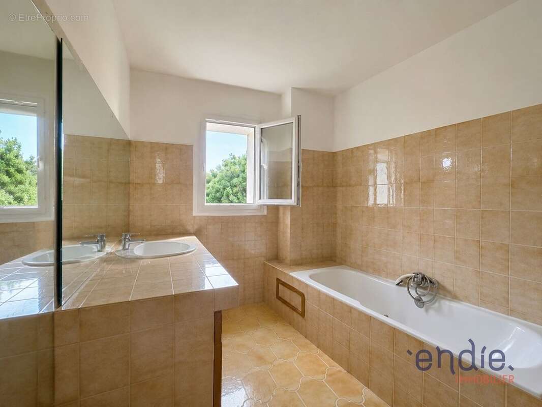 LORGUES - Authentique mas provençal à 300 m du centre ville, avec piscine. - photo 7