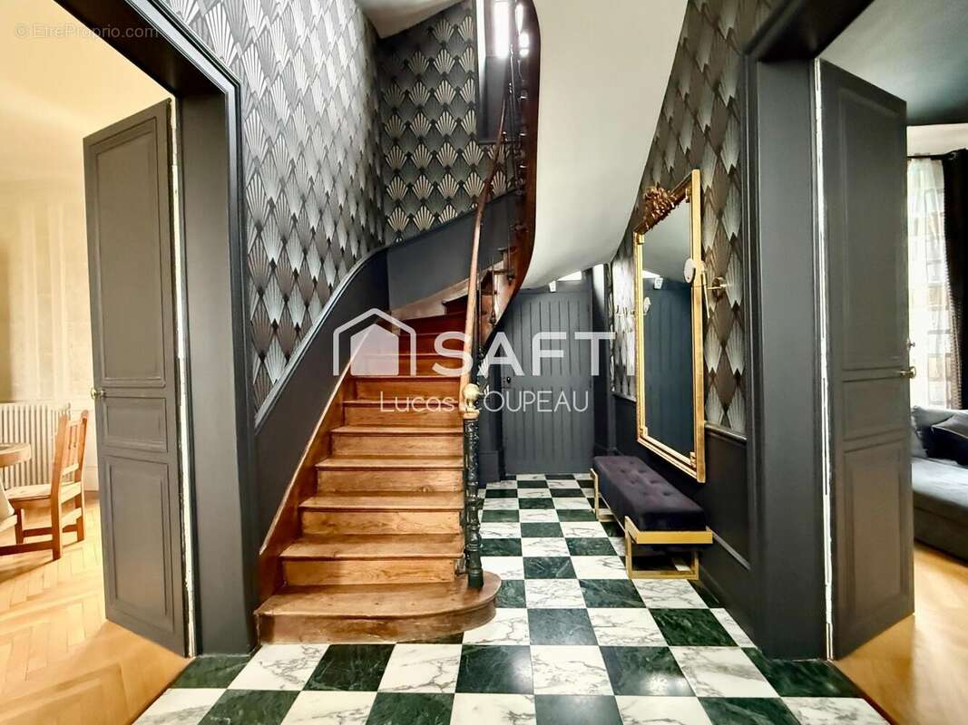 Maison 239 m² à Soulaire-Et-Bourg  - photo 2