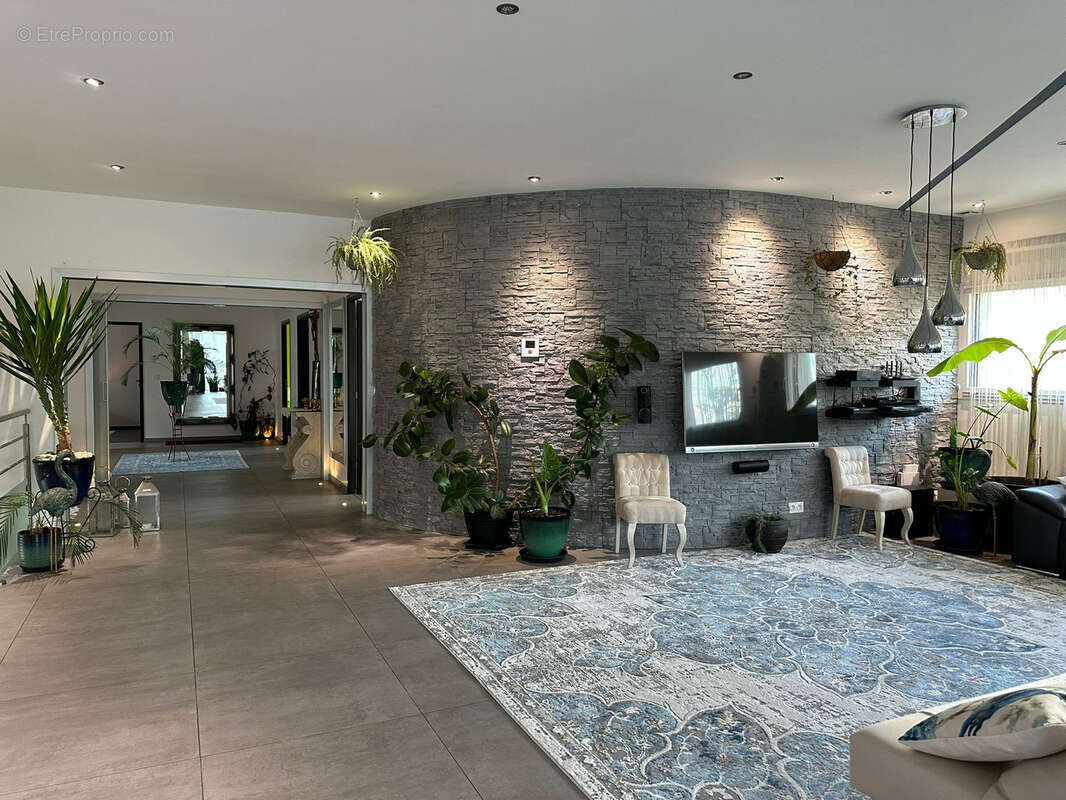 Maison d'architecte 8 pieces - 310m2 - piscine - grand terrain de 2330m2 - garage 62m2 - photo 3
