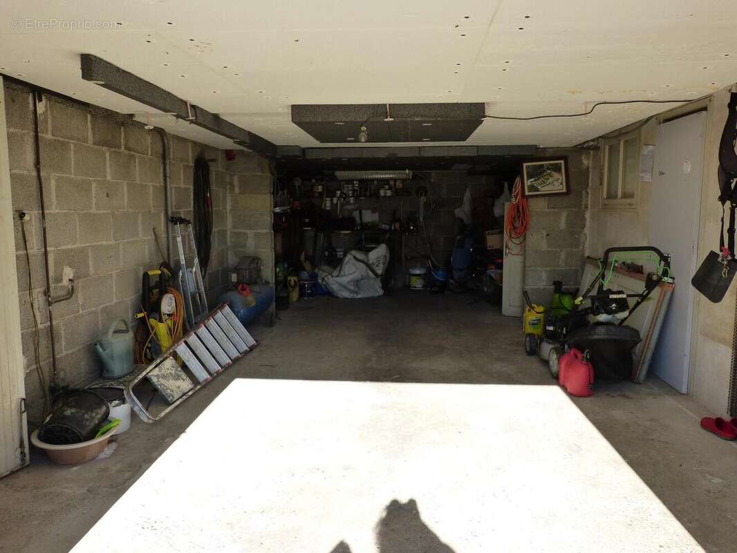 D garage