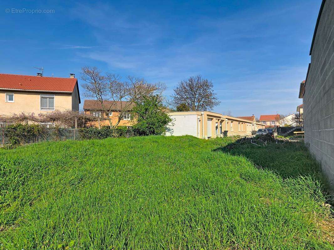 Terrain à DECINES-CHARPIEU