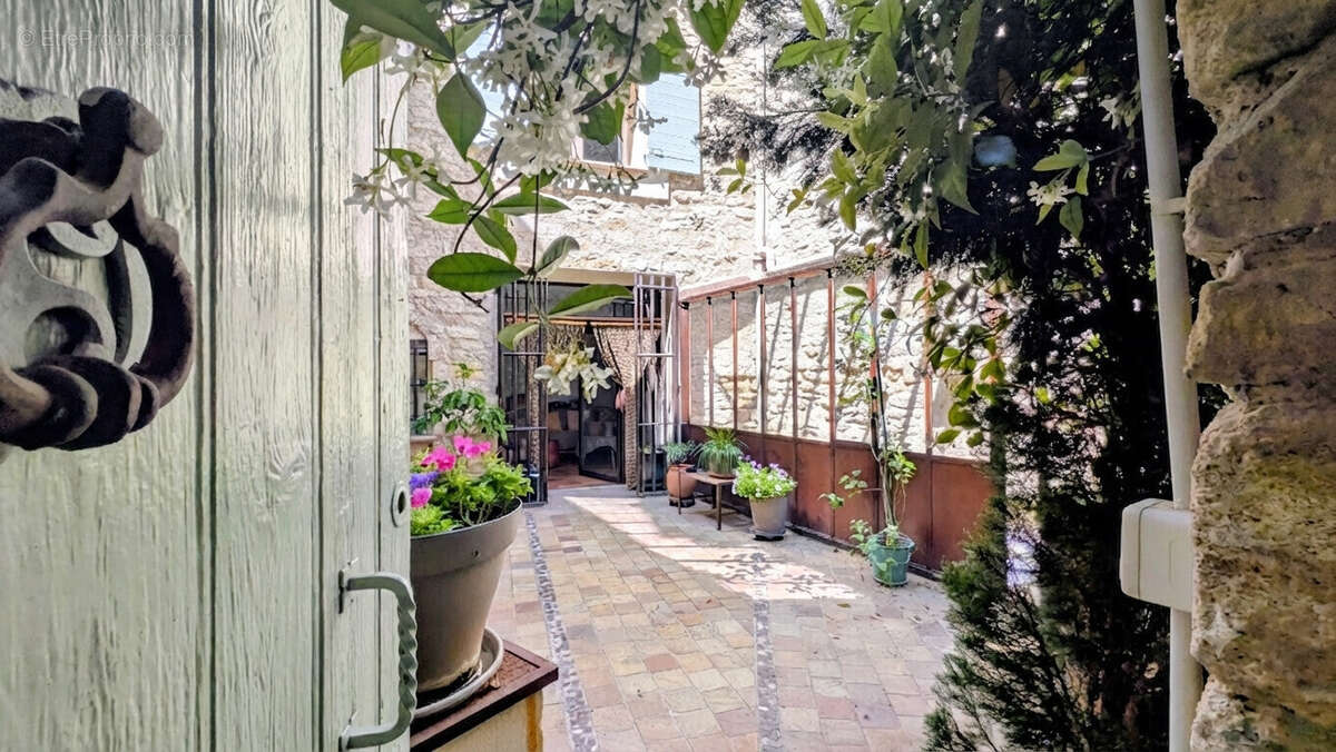 Très belle maison de village en pierres avec cour intérieure et balcon - photo 3