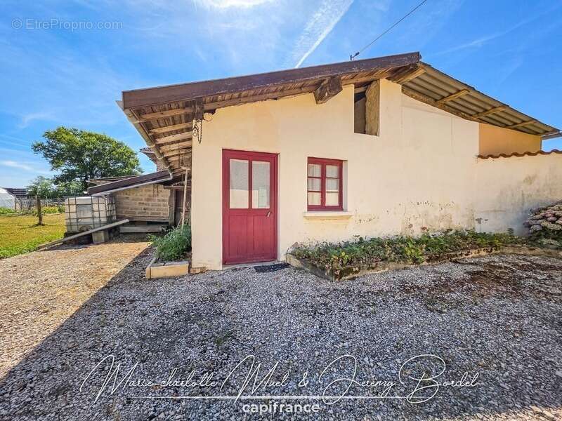Longère avec double garage et dépendances - photo 17
