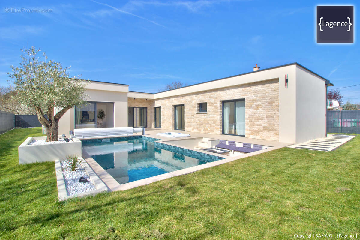 Maison à LES MARTRES-DE-VEYRE