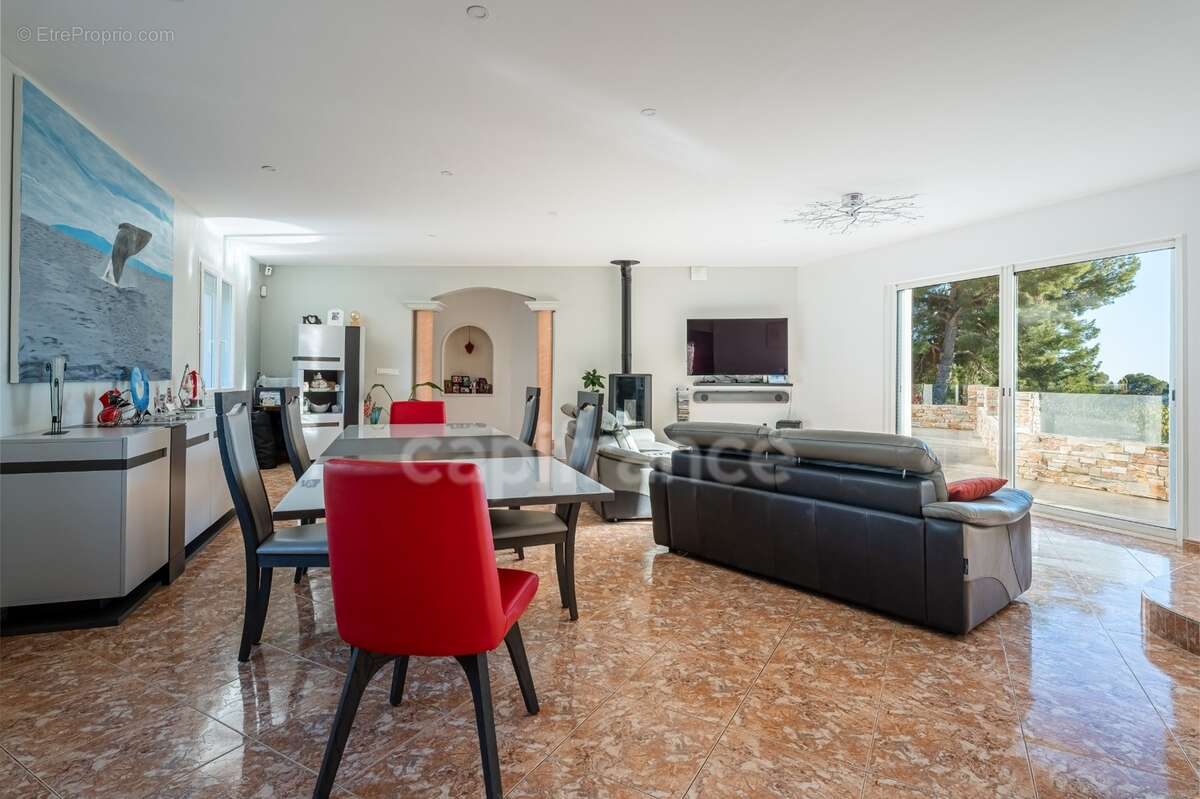Maison à vendre 5 pièces LA CIOTAT (13) Terrain 3000 M2 Piscine,  Triple garage - photo 5