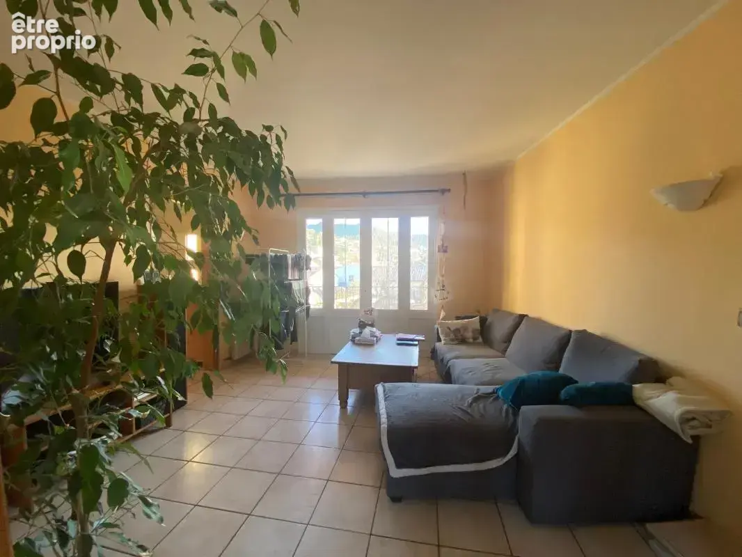 Belle maison Rénovée composée de deux logements , un type 4 et un type 2. Bâtie sur une parcelle de 800 m2 , cette charmante mai - photo 5