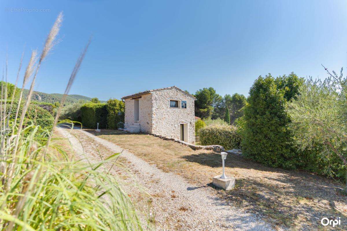 Villa Provençale de Plain-Pied à Saint-Zacharie — Écrin de Charme au Cœur d'un Domaine Arboré de 5 940 m² - photo 13