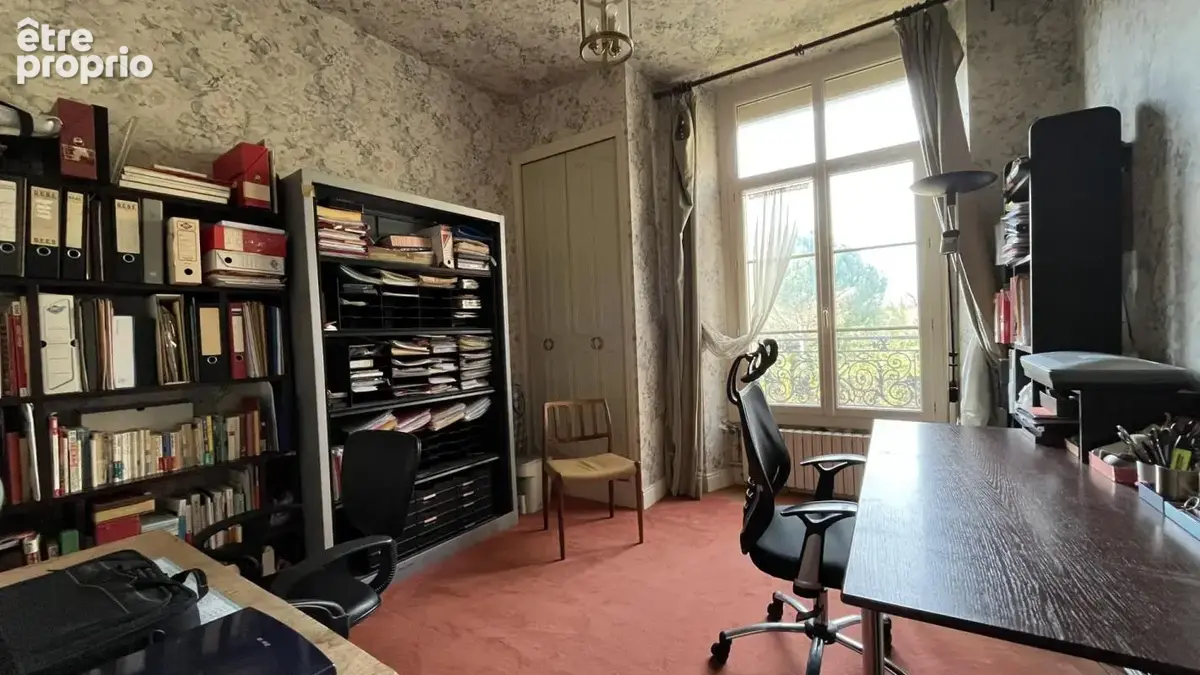 Maison en pierre de 335 m² en plein centre-ville - photo 9