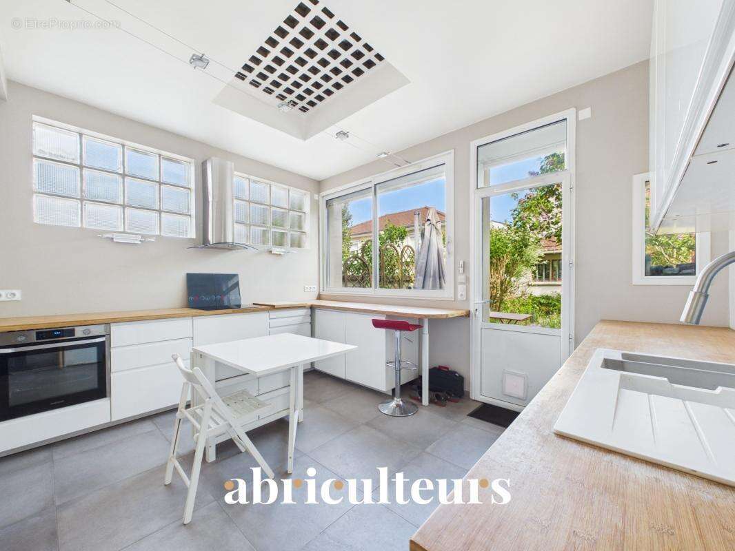 Clamart : Maison familiale lumineuse, 4 chambres, jardin, dépendance et fort potentiel - photo 12