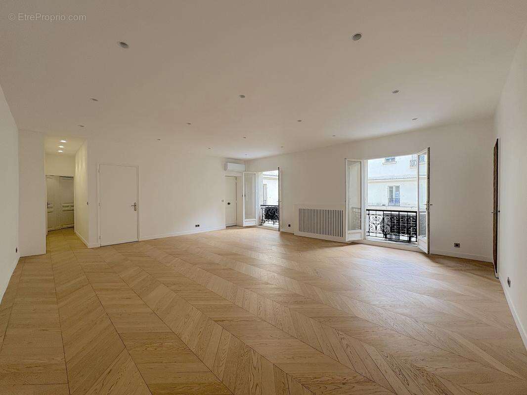 Appartement à PARIS-8E