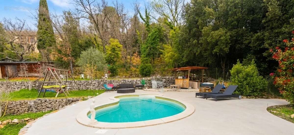 Maison à SAINT-CEZAIRE-SUR-SIAGNE