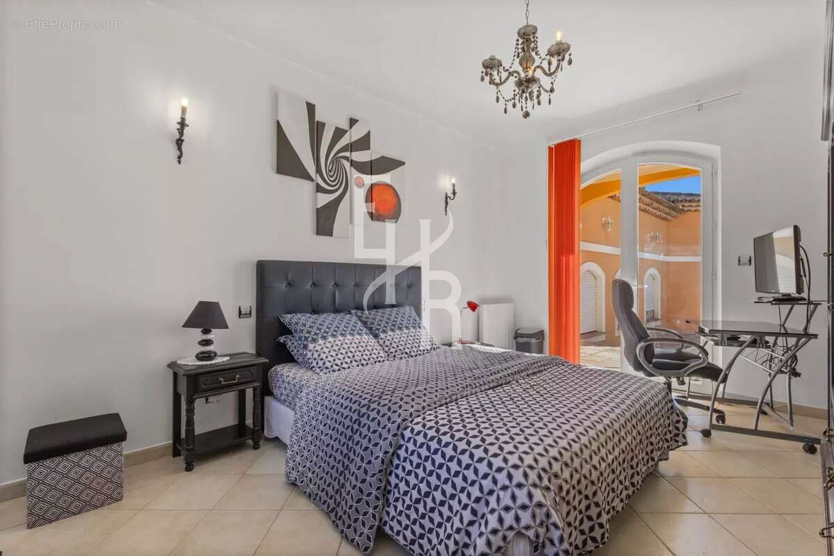 Maison à ROQUEBRUNE-SUR-ARGENS