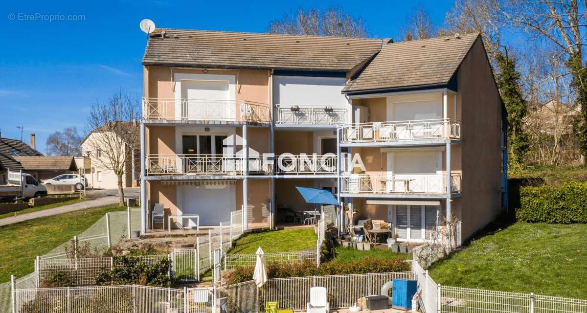 Appartement à SALLES-CURAN