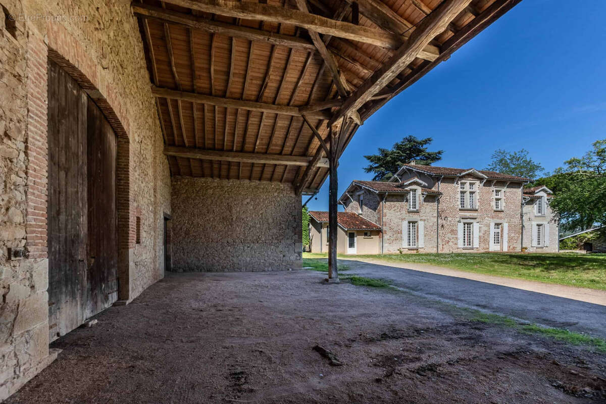Country manor with barn and pool - photo 27