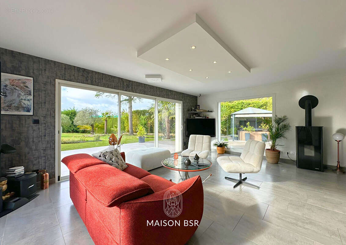 Coup de coeur! Maison de plain pied 117 m2  jardin Paysager de 1256 m2 , jacuzzi et garages. - photo 2