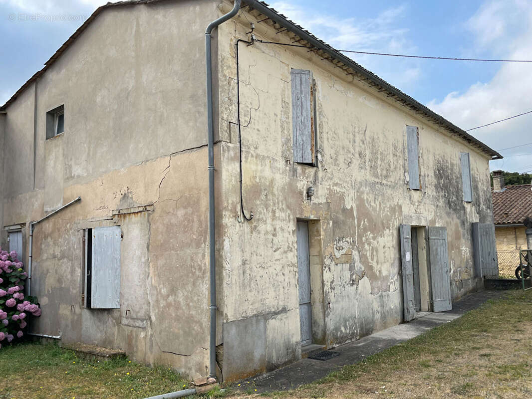 Grande maison en pierre à rénover dans un village prisé - photo 2