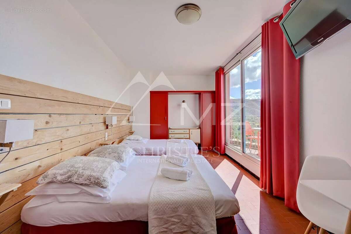 Commerce à BONNIEUX