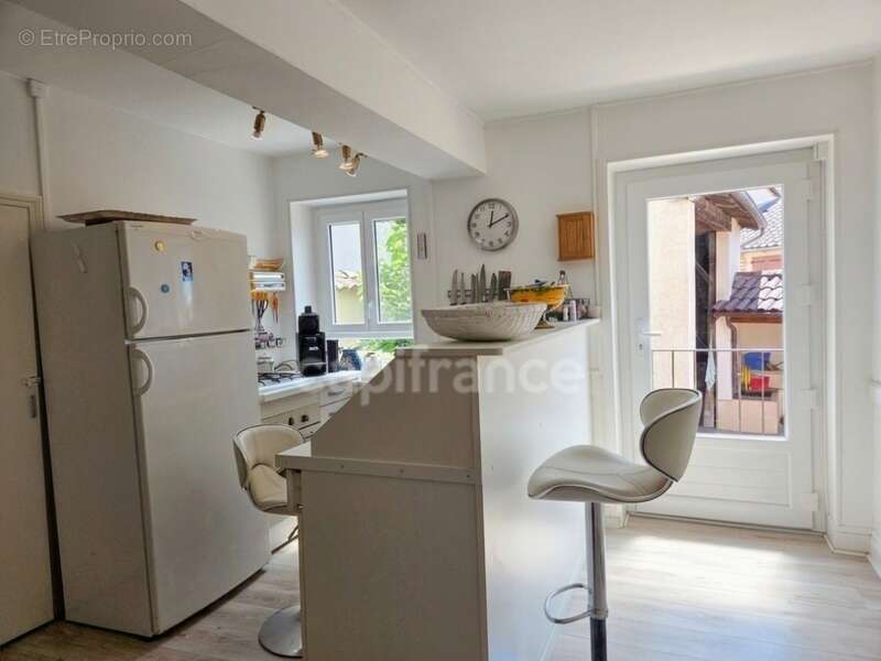 Charme de l'ancien : Maison familiale avec jardin, offrant 240m2 de surface totale au sol - photo 8