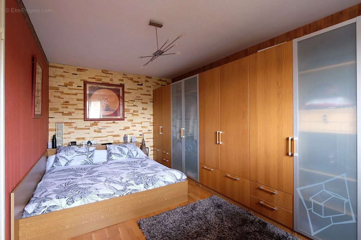 Maison à VOISINS-LE-BRETONNEUX