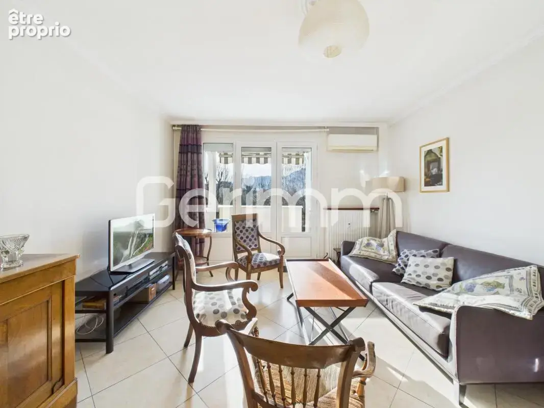 Vente - Appartement - 3 pièces + cuisine - 75 m² - 215 000 € - - photo 5