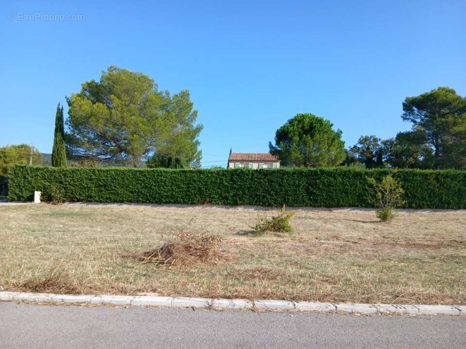 Terrain 857 m² à Gareoult  - photo 4