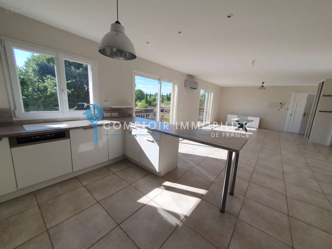 ENTRE UZES ET BAGNOLS SUR CEZE : Villa récente 4 chambres avec garage et petite piscine - photo 9