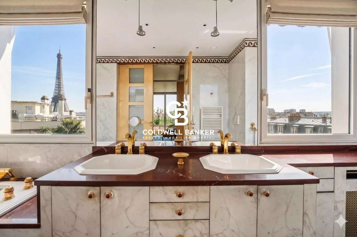 Appartement à PARIS-16E