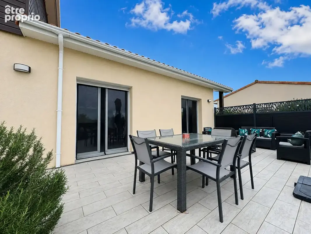 Doué en Anjou - Maison 140.7m² - Terrain 1000m² -  6 pièces - photo 2