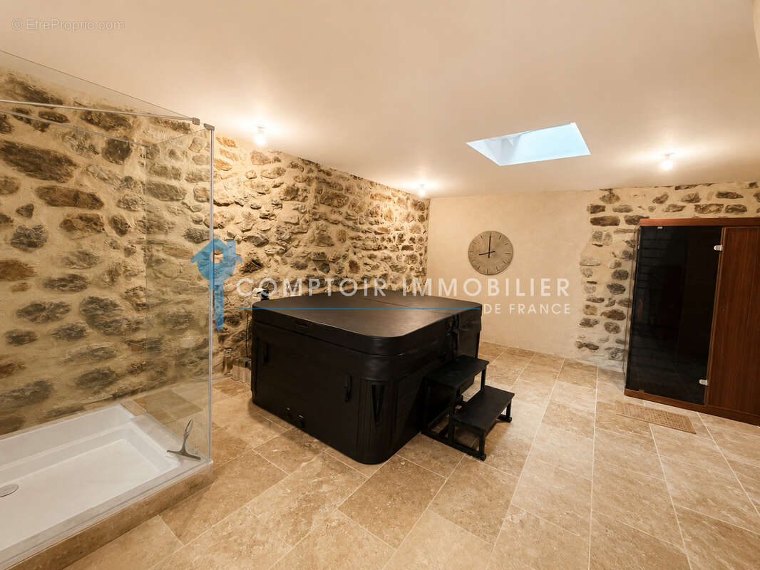 CLERMONT L'HERAULT - Maison de ville rénovée avec espace bien-être- Vendue meublée - photo 5
