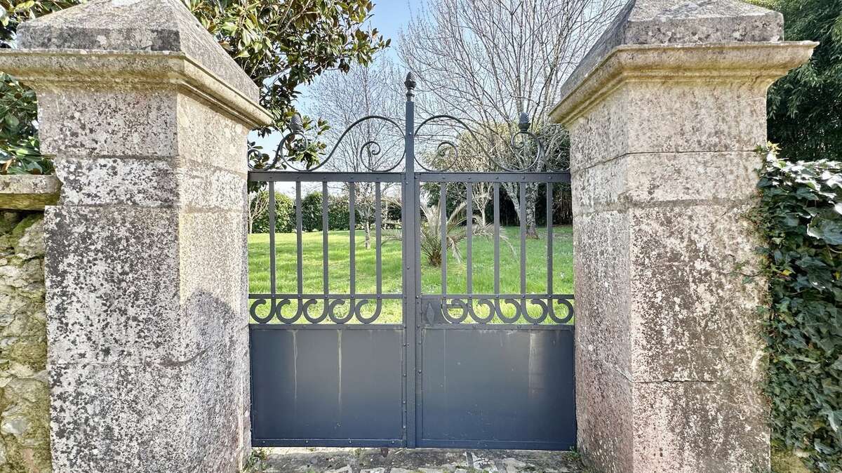 Maison bourgeoise du XVIIe siècle à vendre proche de Dax  Propriété de caractère avec dépendances, piscine et grand terrain - photo 3