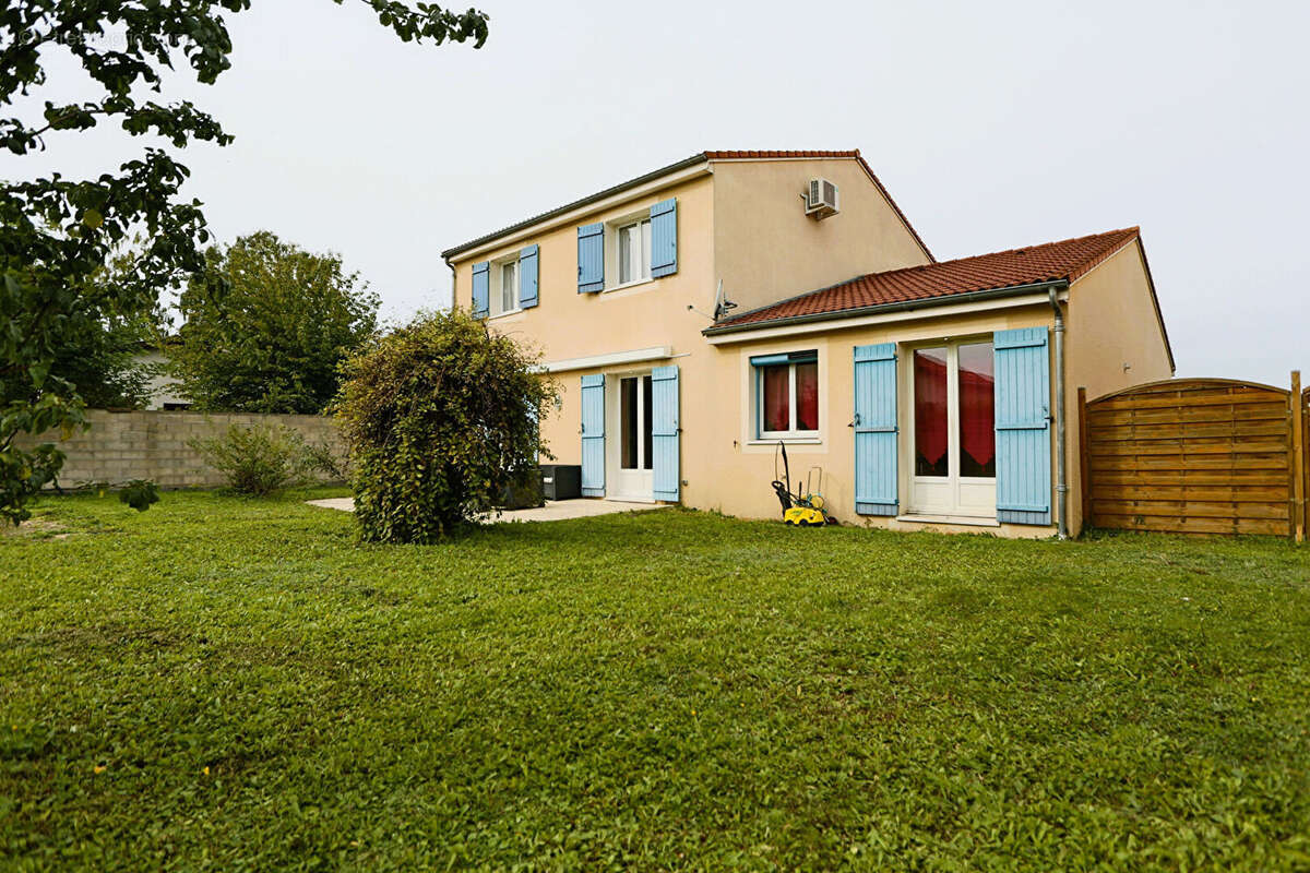 Maison à SAINT-BEAUZIRE
