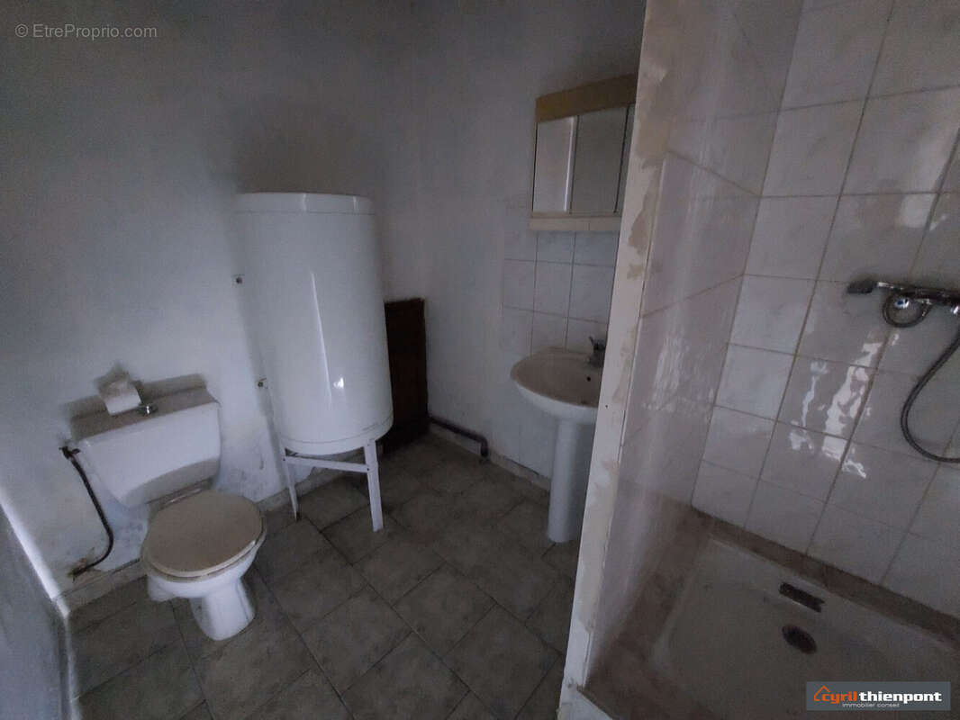 Appt 1 : salle d\'eau / WC - Appartement à CRECY-EN-PONTHIEU