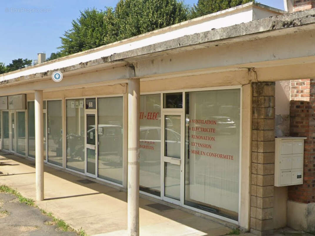 Commerce à LES CLAYES-SOUS-BOIS