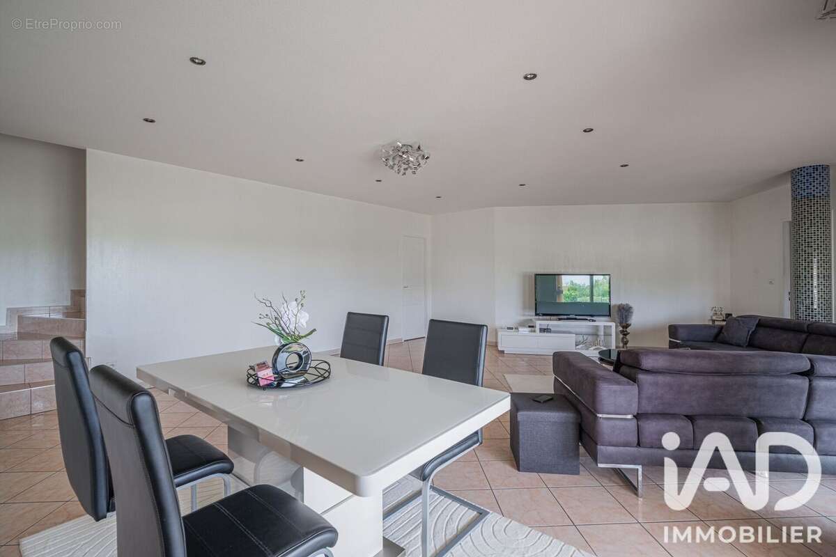 Maison 131 m² à Saint-Etienne-De-Saint-Geoirs  - photo 9
