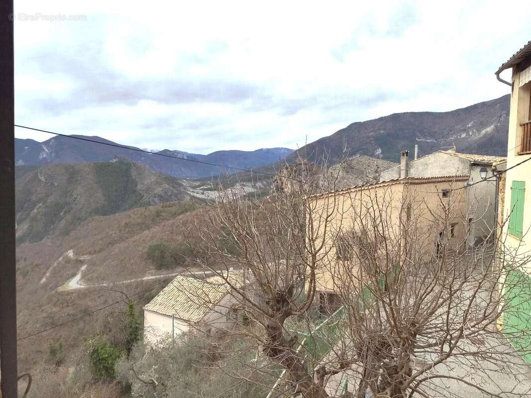 Appartement à CASTELLET-LES-SAUSSES