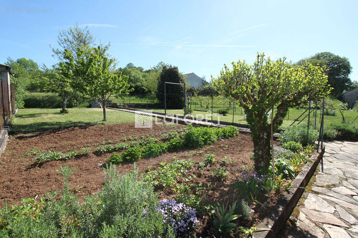 Maison à JAVERLHAC-ET-LA-CHAPELLE-SAINT-ROBERT