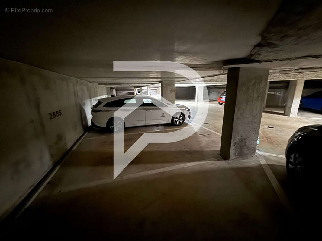 Parking à ELANCOURT