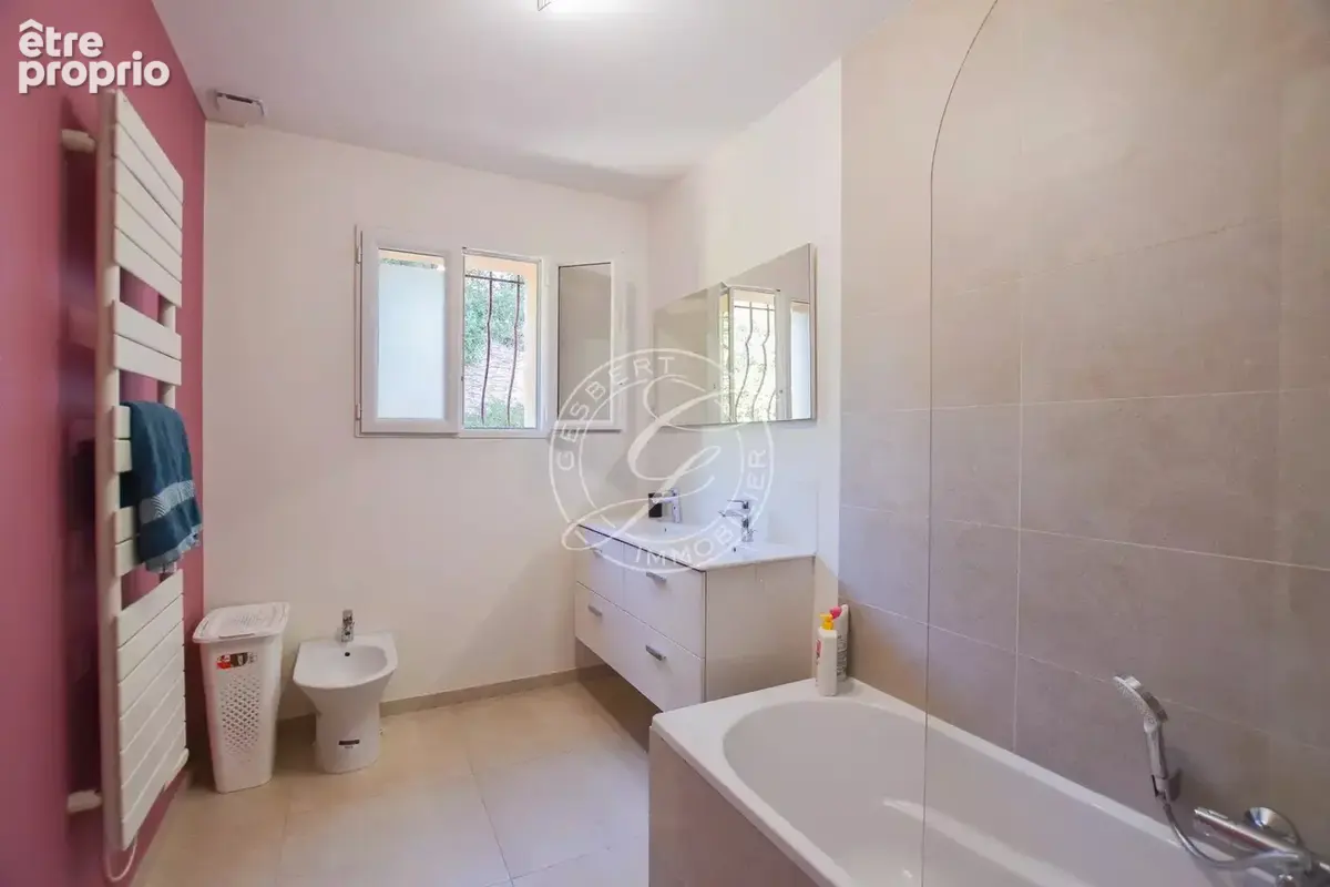 A VENDRE LORGUES - Villa traditionnelle avec piscine et vue dégagée - photo 13