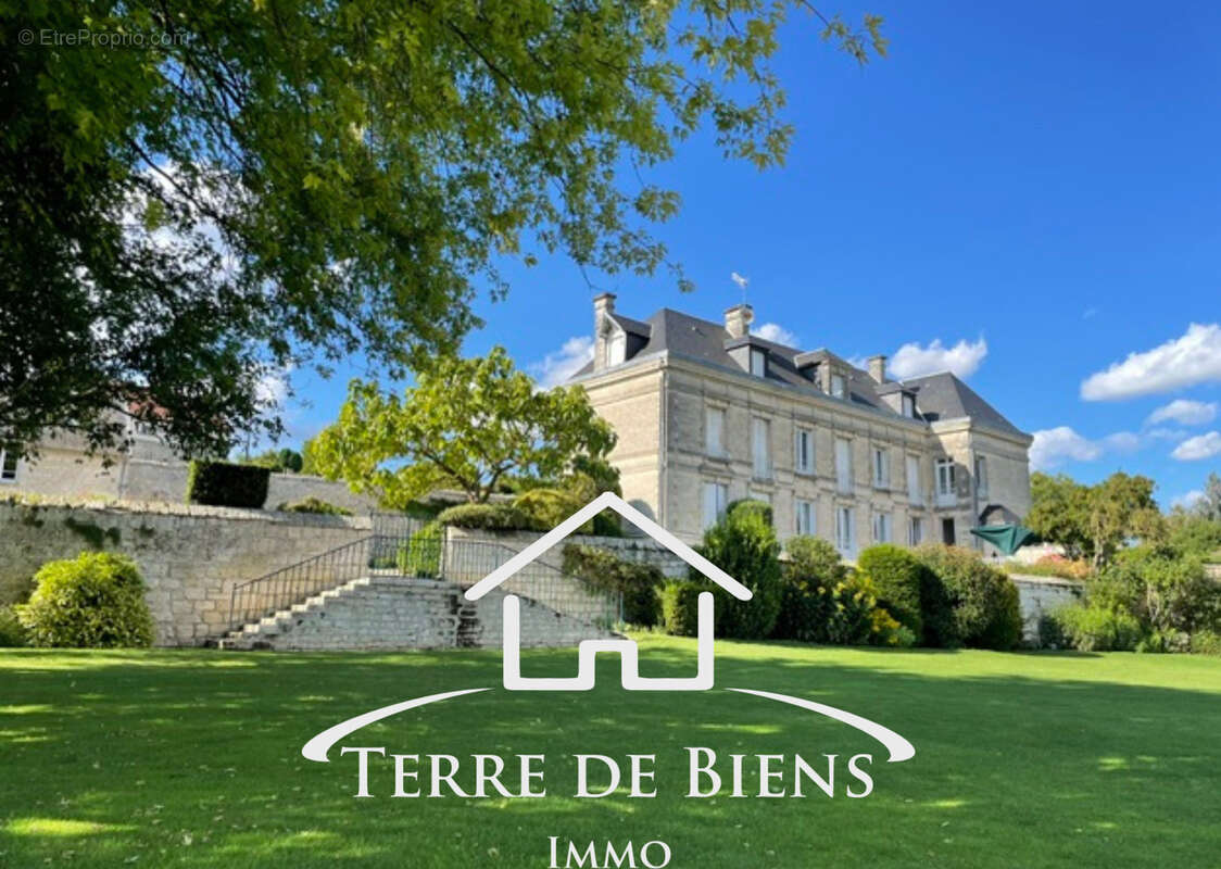 Propriété de caractère avec vue dégagée, jardin paysager et piscine - photo 2