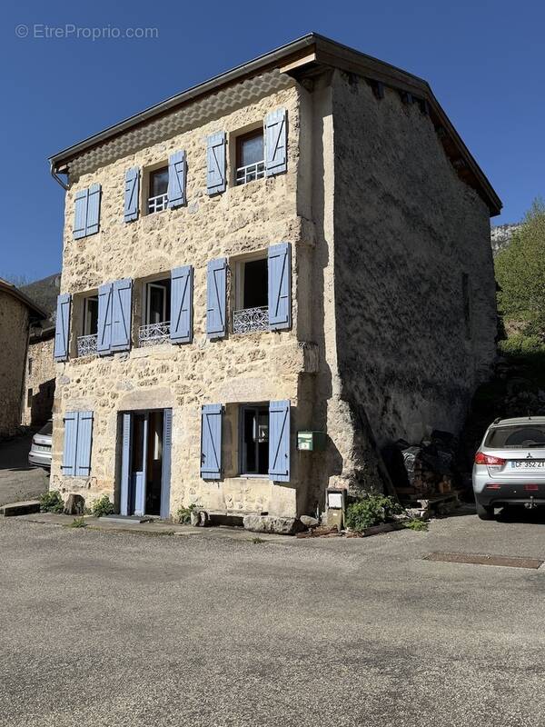 Authentique maison en pierre avec petit terrain de 375 M2 entièr - photo 2