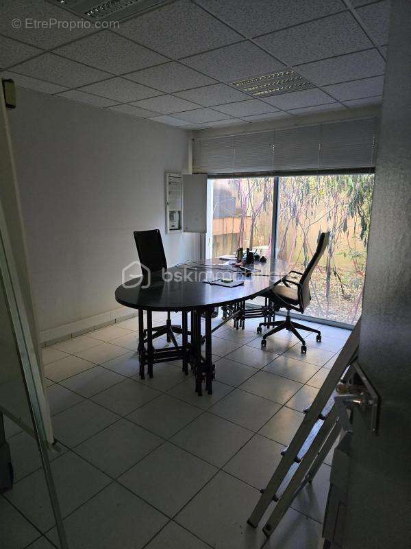 Immeuble de bureaux sur 3 niveaux avec appartement indépendant, opportunité d'investissement rare - photo 9